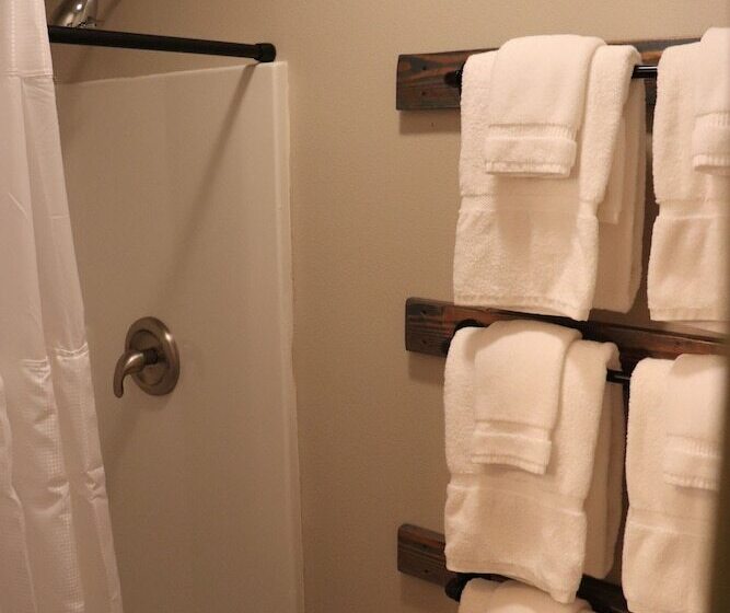 جناح, Lone Fir Resort