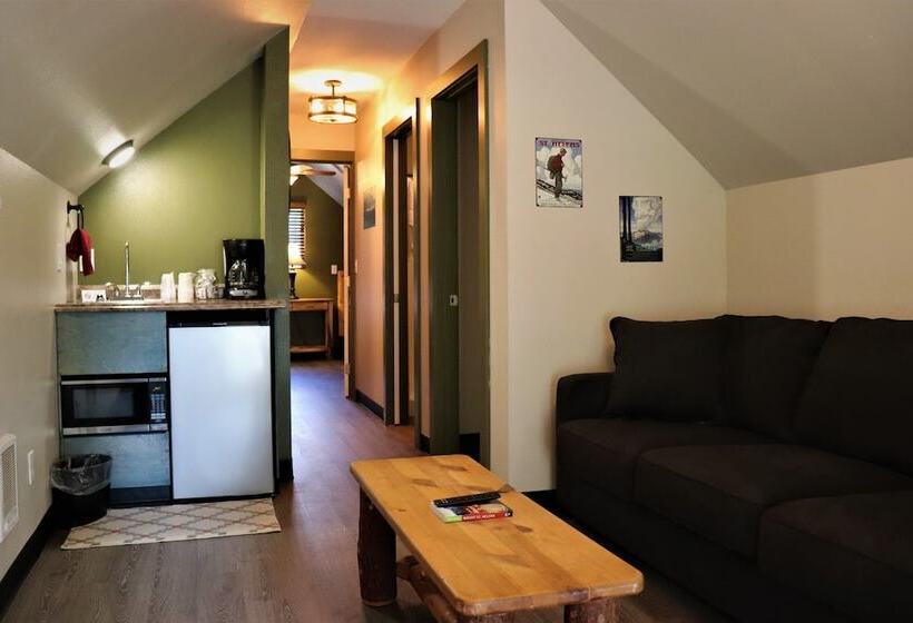 جناح, Lone Fir Resort