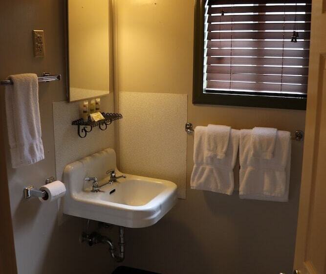 带泳池景观的小木屋, Lone Fir Resort