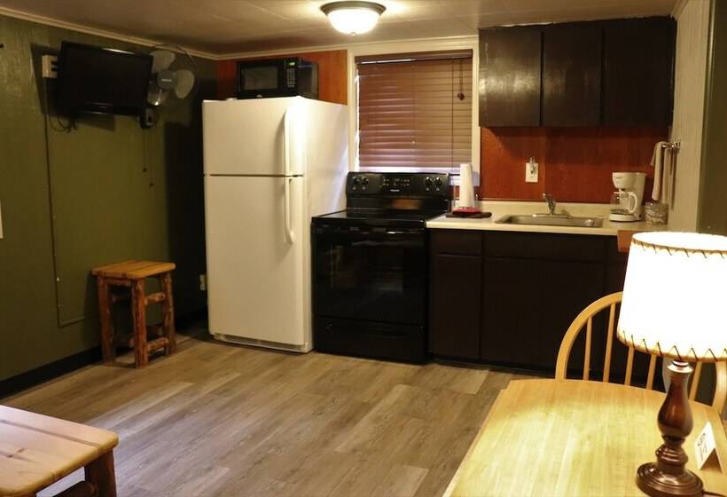 كابينة مطلة على حمام السباحة, Lone Fir Resort