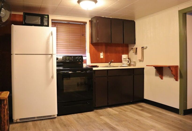 كابينة مطلة على حمام السباحة, Lone Fir Resort