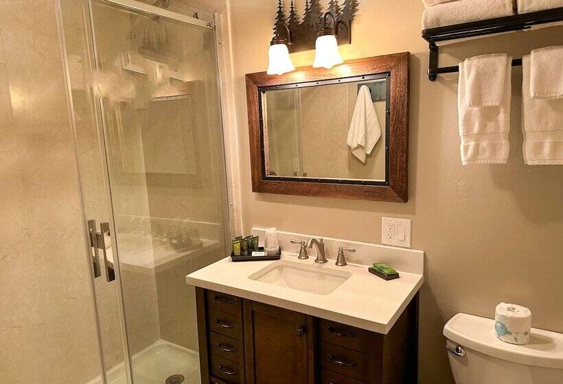 جناح, Lone Fir Resort