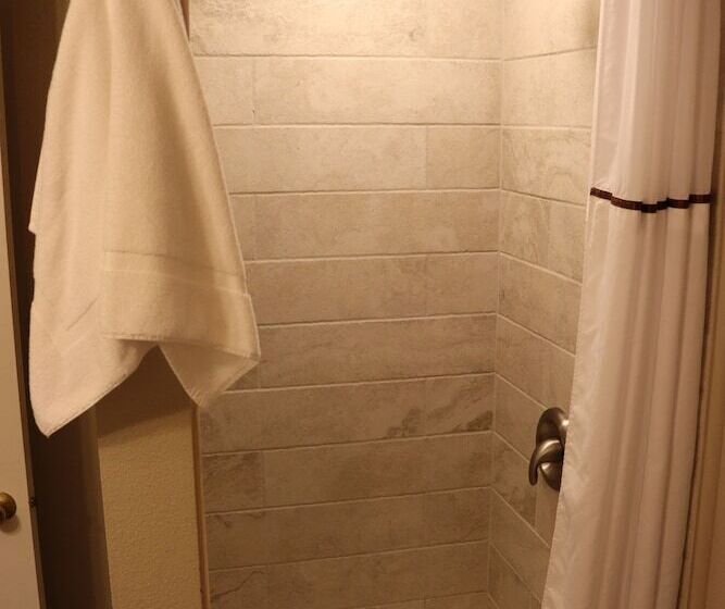 غرفة قياسية, Lone Fir Resort