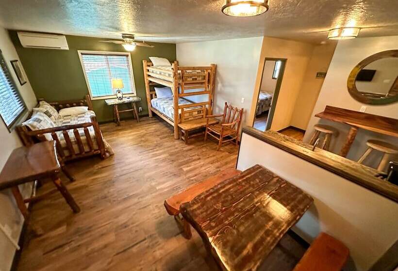 جناح, Lone Fir Resort