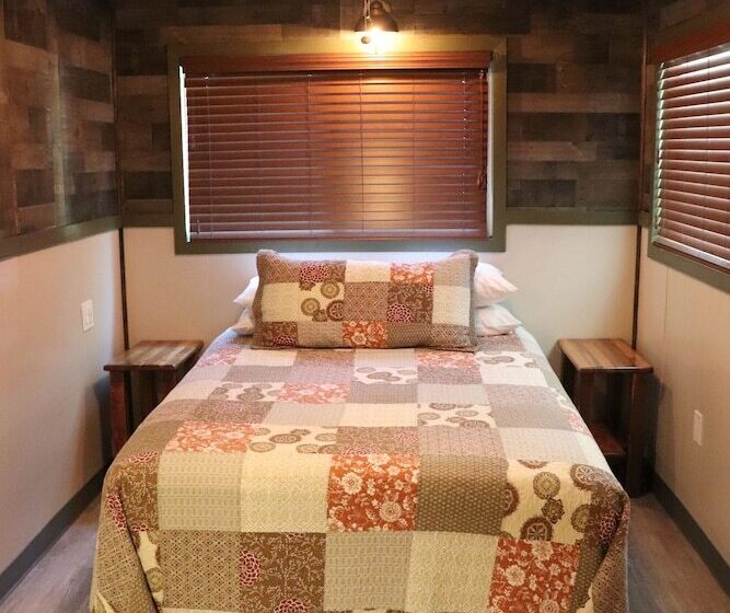 小室, Lone Fir Resort