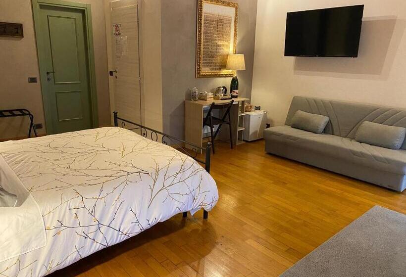 חדר קומפורט לשלושה, La Casina