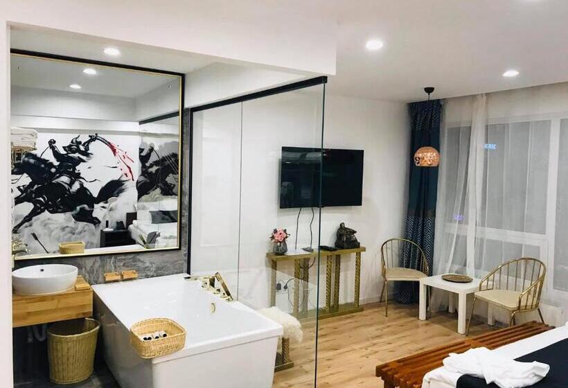 سوئیت با وان آب گرم, Nomado Boutique