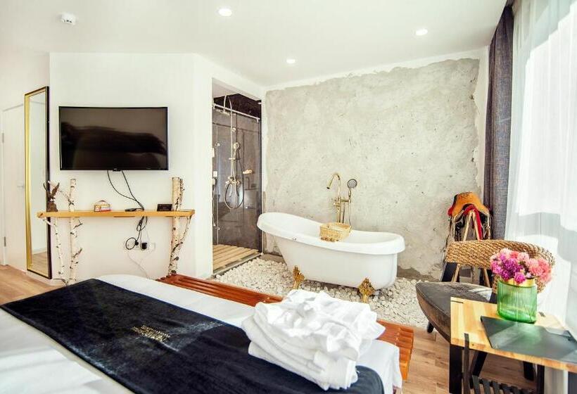 سوئیت با وان آب گرم, Nomado Boutique