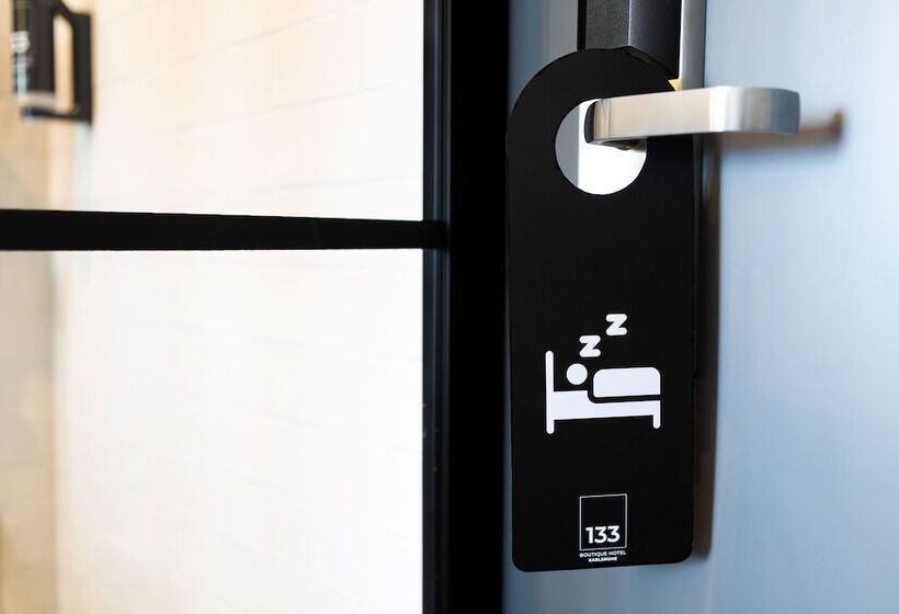 اتاق راحتی یک تخته, 133 Boutique