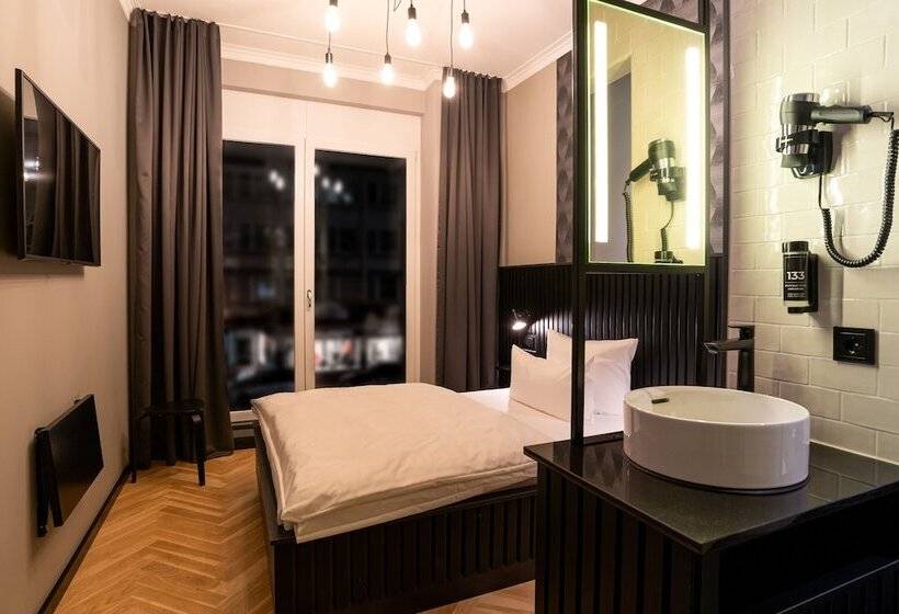 اتاق راحتی یک تخته, 133 Boutique