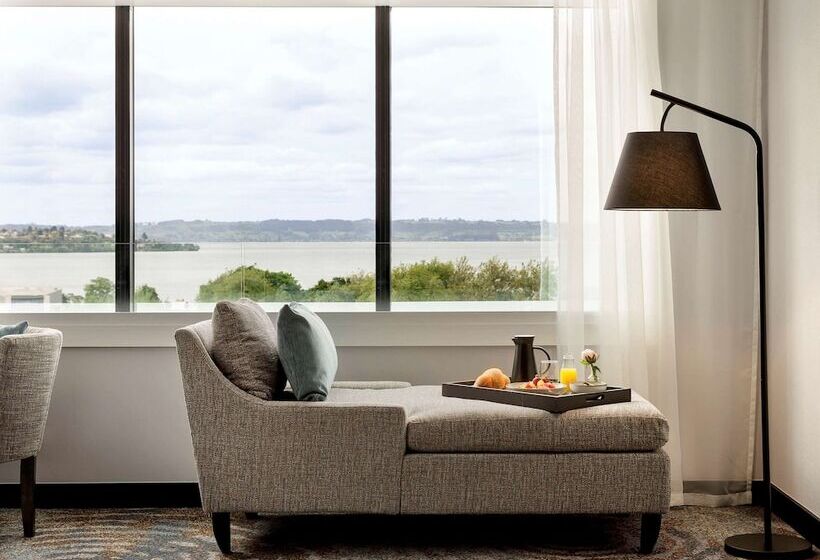Superior room with lake view, Pullman Rotorua