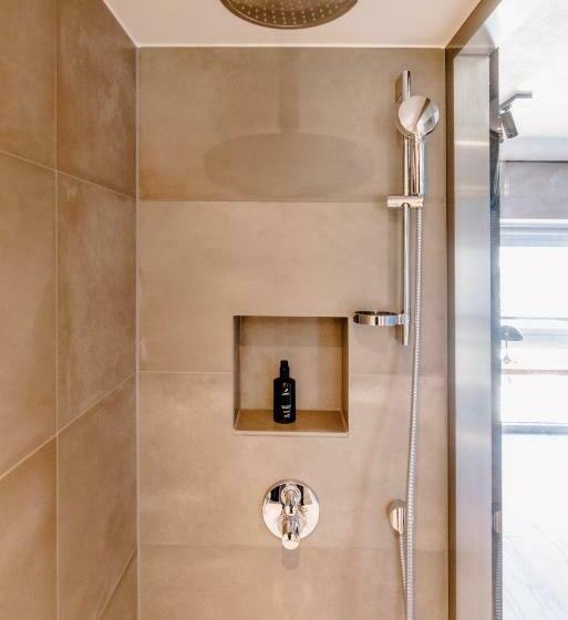 舒适型房间, The Flag West M