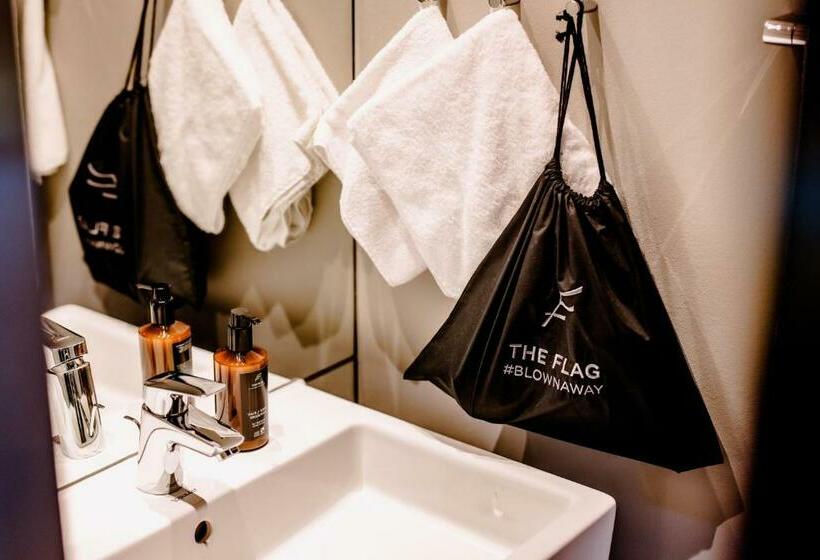 管理人员工作室, The Flag West M