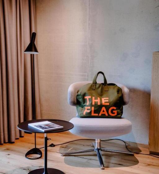 舒适一室公寓, The Flag West M