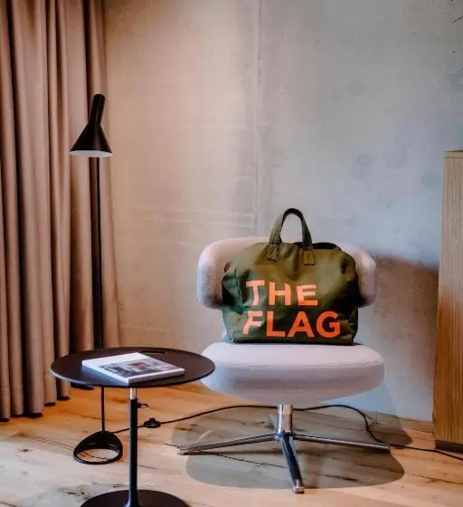 コンフォートワンルーム, The Flag West M