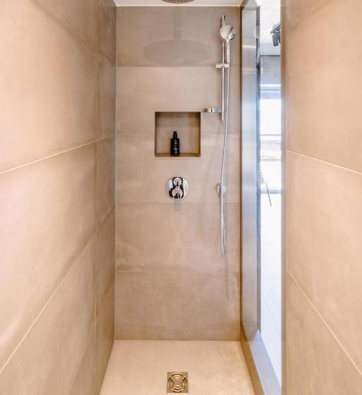 管理人员工作室, The Flag West M