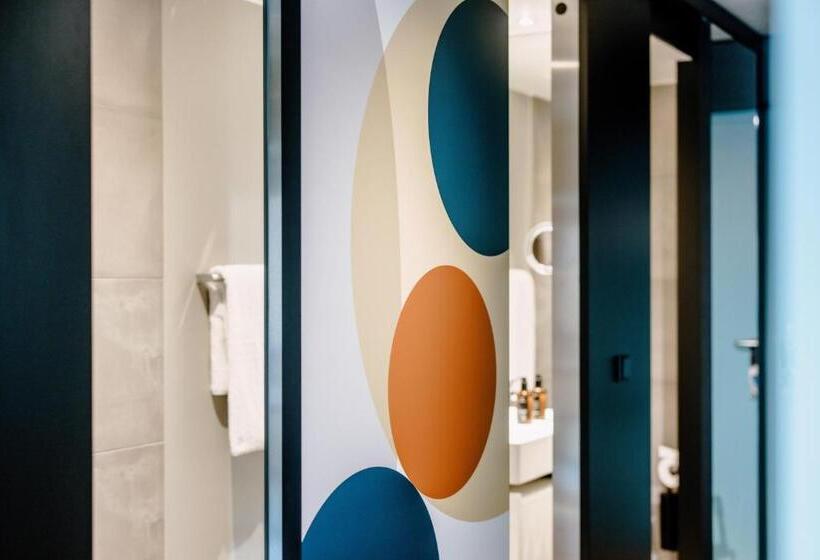 管理人员工作室, The Flag West M