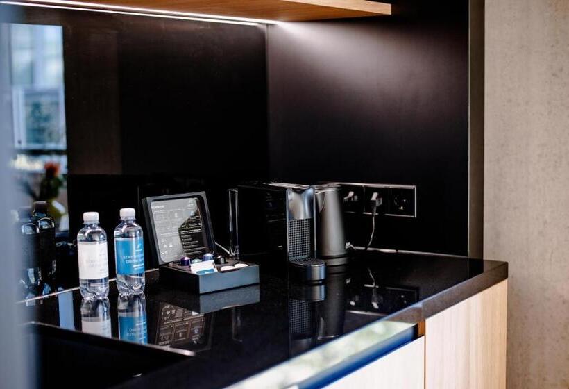 管理人员工作室, The Flag West M