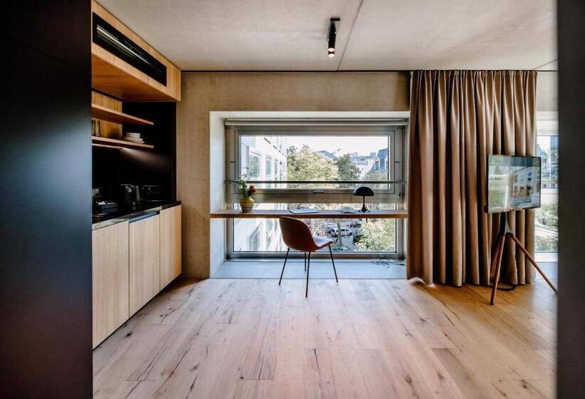 管理人员工作室, The Flag West M