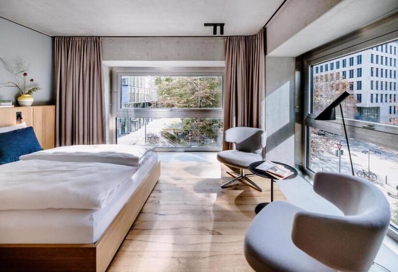 管理人员工作室, The Flag West M