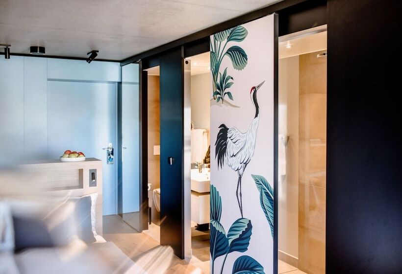 舒适型房间, The Flag West M