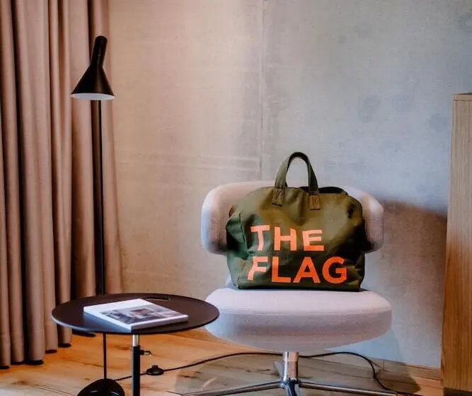 コンフォートワンルーム, The Flag West M