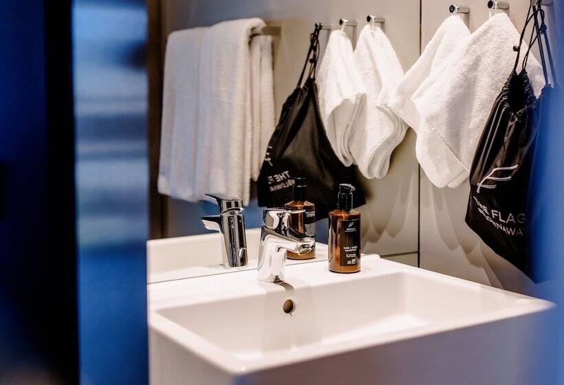 舒适一室公寓, The Flag West M