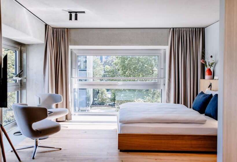 管理人员工作室, The Flag West M