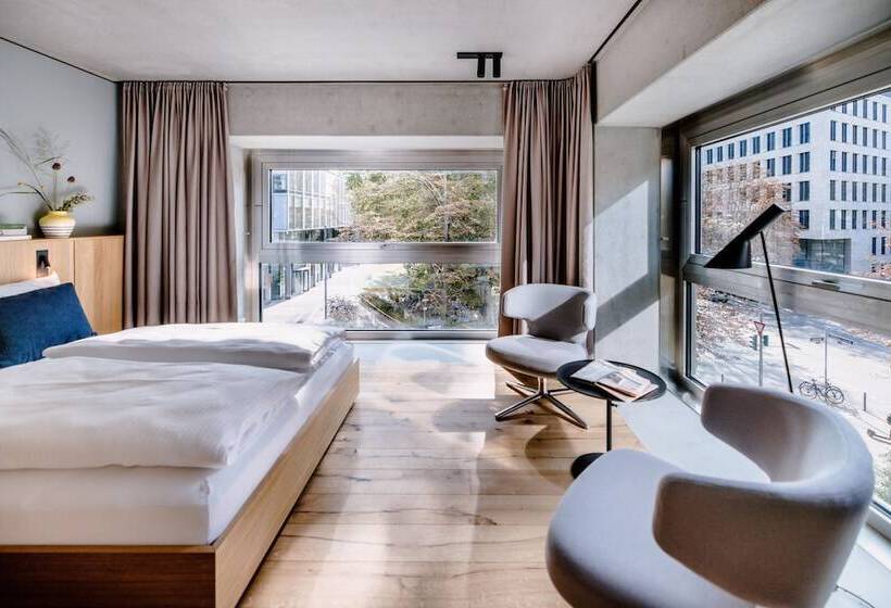 管理人员工作室, The Flag West M