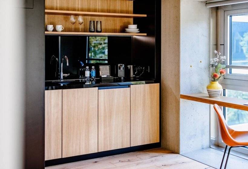 管理人员工作室, The Flag West M