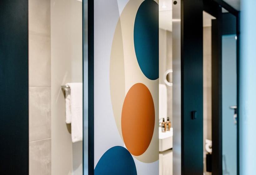 管理人员工作室, The Flag West M