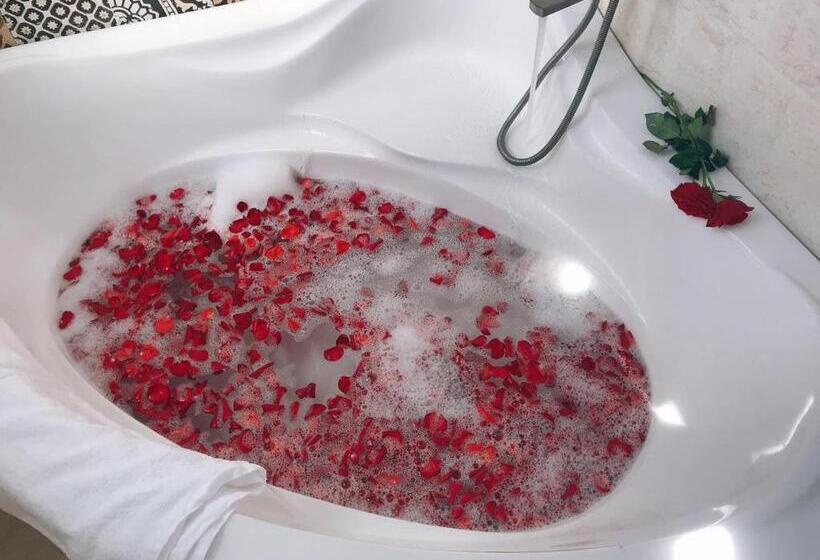 استودیوی استاندارد, N'queen Villa