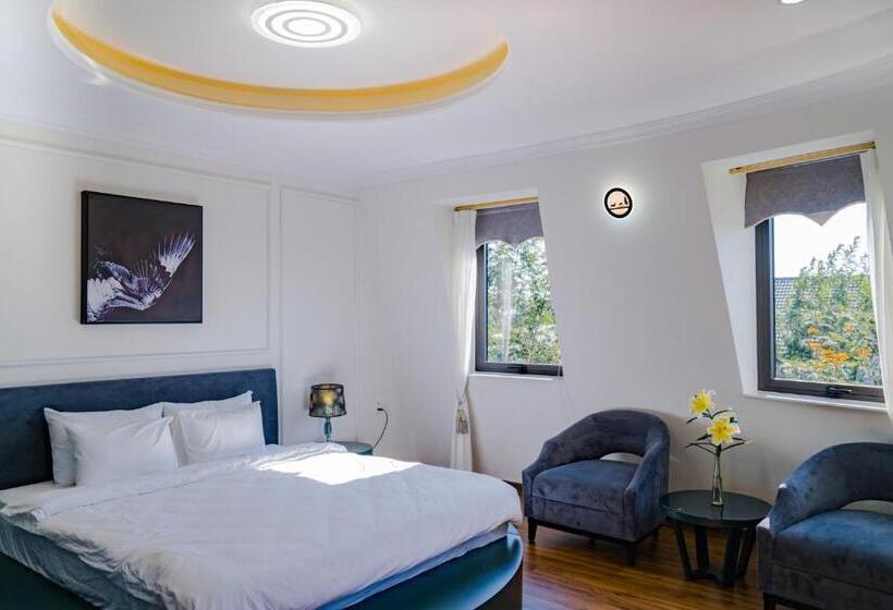 استودیوی استاندارد, N'queen Villa