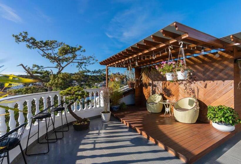 1 Bedroom Penthouse Apartment, N'queen Villa