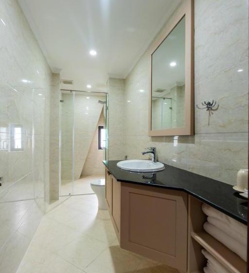 استودیوی لوکس, N'queen Villa