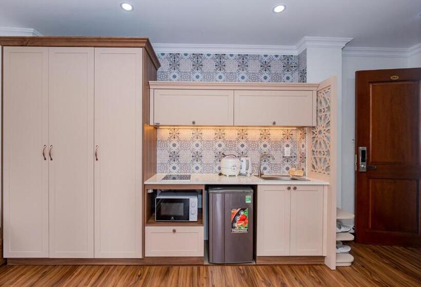 استودیوی لوکس, N'queen Villa