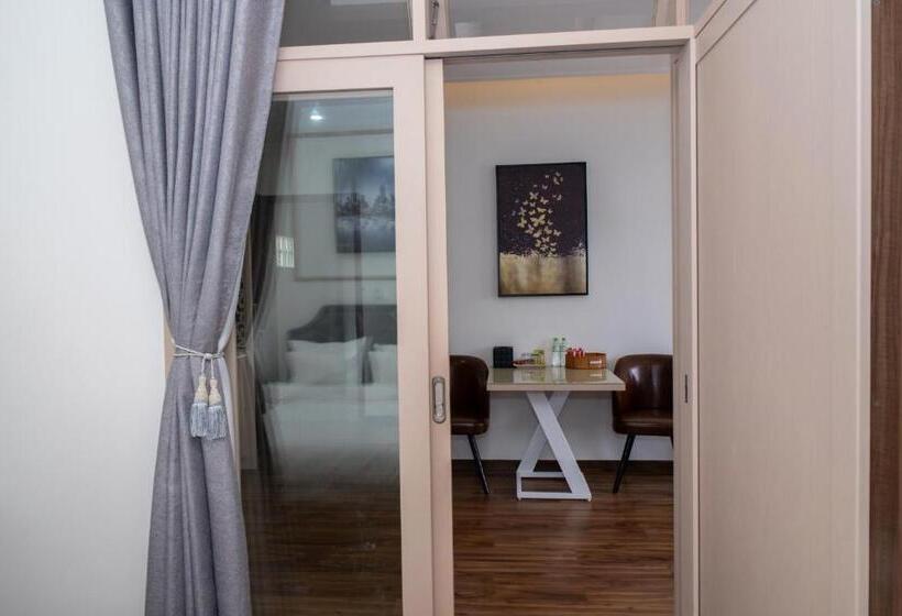 استودیو خانوادگی, N'queen Villa