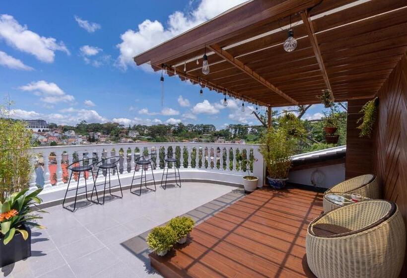 1 Bedroom Penthouse Apartment, N'queen Villa