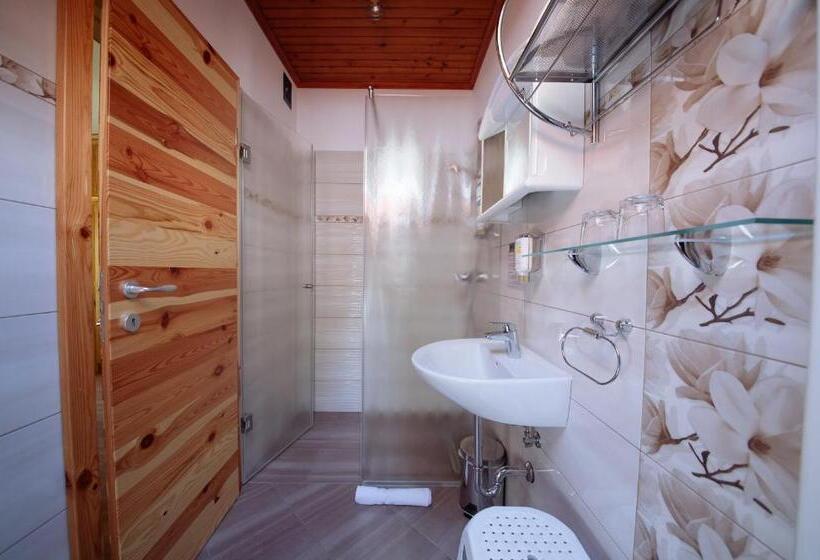 اتاق استاندارد با چشم‌انداز کوهستان, Turistična Kmetija čerček