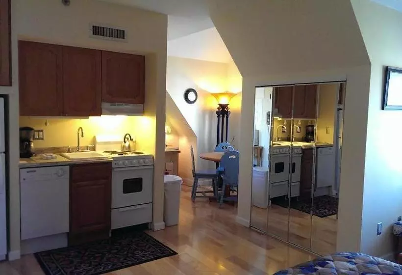 エクゼクティブワンルーム, Montauk Manor