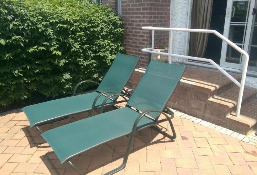 شقة غرفتين, Montauk Manor