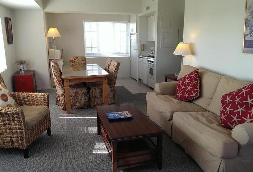 غرفة عائلية, Montauk Manor