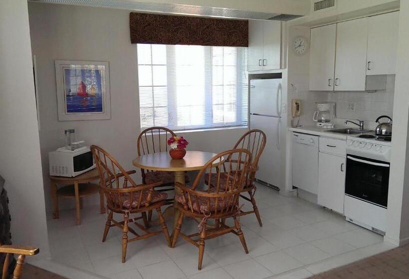 غرفة عائلية, Montauk Manor