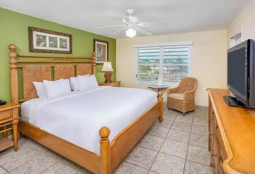 バルコニー付スイート, Marina Del Mar Resort And Marina