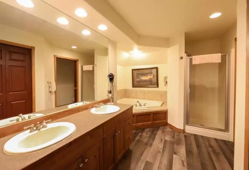 Talo 2 Makuuhuonetta, Meadow Lake Resort & Condos