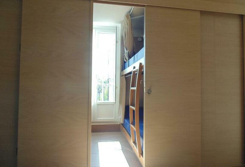 스탠다드 4인용 룸 공용 욕실, Hostel Albergue O Mesón