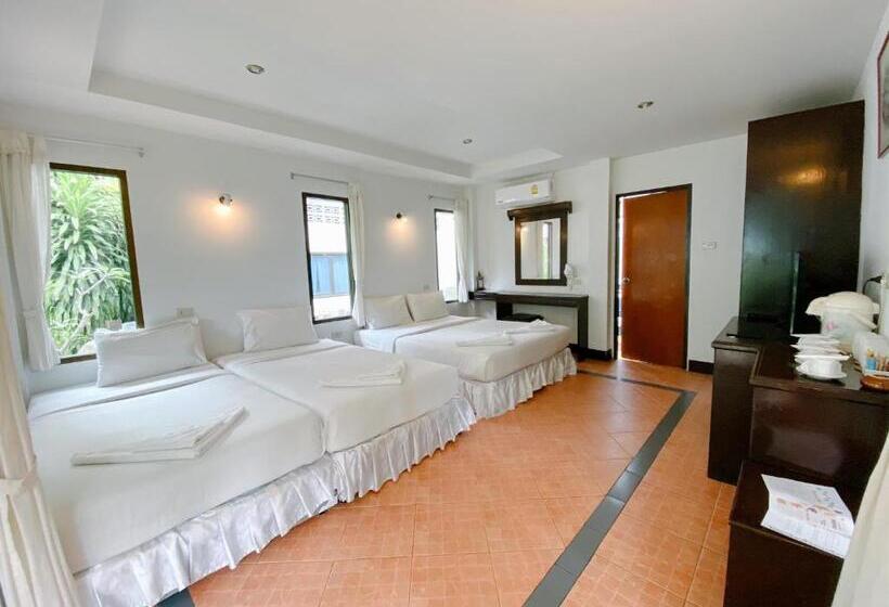 חדר לארבעה סטנדרטי עם מרפסת, Samui Honey Backpacker Bungalow