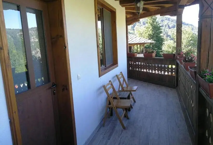 Standard Triple Room with Terrace, слънчевата къща