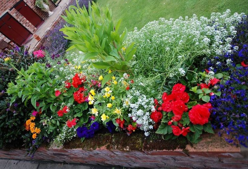 Номер Стандарт, Home Farm & Lodge