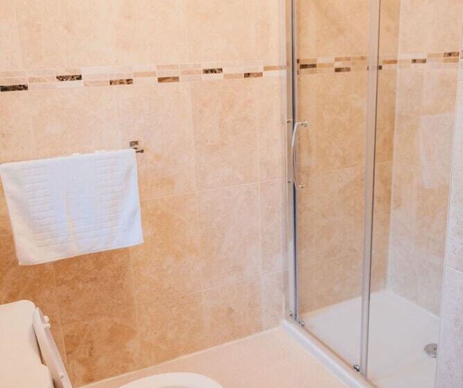 جناح كلاسيكي, Home Farm & Lodge